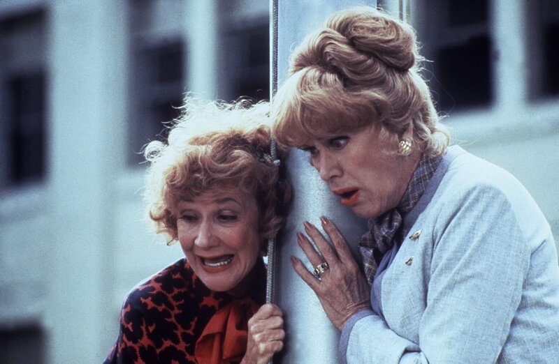 Die beiden Damen Blanche (Dody Goodman, l.) und Miss McGee (Eve Arden, r.) sind entsetzt über das rüpelhafte Benehmen der Motorrad-Biker … – Bild: Kabel Eins Classics Die beiden Damen Blanche (Dody Goodman, l.) und Miss McGee (Eve Arden, r.) sind entsetzt über das rüpelhafte Benehmen der Motorrad-Biker … – Bild: Kabel Eins Classics