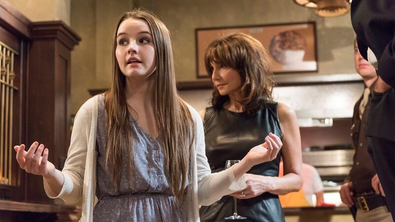 Loretta McCready (Kaitlyn Dever, l.) und Katherine Hale (Mary Steenburgen, r.) – Bild: AXN Black
