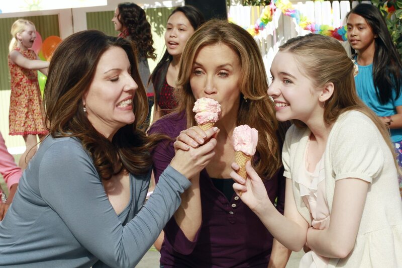 Während Gabrielle besorgt um Carlos ist, der an seinem ersten Arbeitstag seit seinem Entzug ein merkwürdiges Verhalten an den Tag legt, hat Toms Freundin Jane (Andrea Parker, l.) auf Pennys (Darcy Rose Byrnes, r.) Geburtstagsparty unerfreuliche Neuigkeiten für Lynette (Felicity Huffman, M.) … – Bild: 2012 American Broadcasting Companies, Inc. All rights reserved. /​ Ron Tom Lizenzbild frei