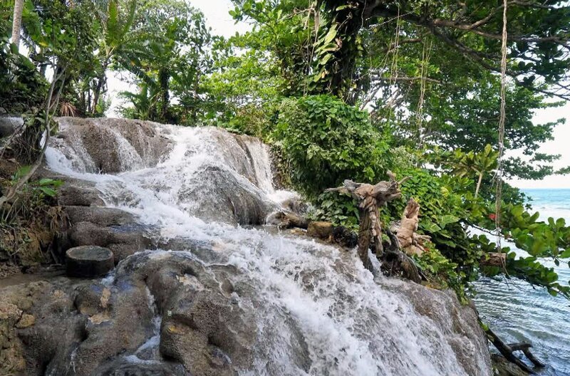 Sie fließen friedlich durch den dichten Dschungel, stolpern plätschernd über die runden Hügel und sprudeln aus den geheimnisvollen Höhlen der Insel: die Flüsse Jamaikas. – Bild: arte