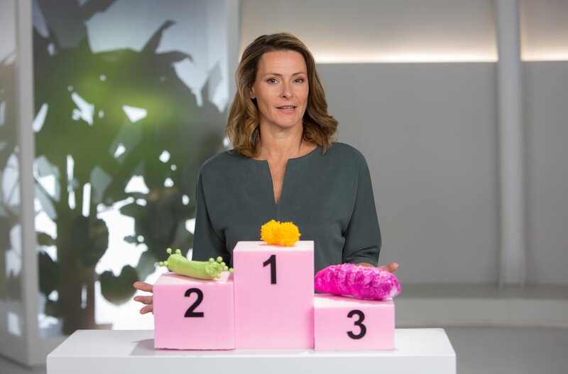 Wissenschaftler der Unis Illinois und Michigan forschen an Bakterien, die Plastikmüll in nahrhafte Biomasse umwandeln können. Wie das funktioniert und welchen Beitrag in Zukunft Plastik zur Nahrungsmittelversorgung leisten kann, zeigt Anja Reschke in „Wissen vor acht – Zukunft“. – Bild: ARD/​Michael Boehme