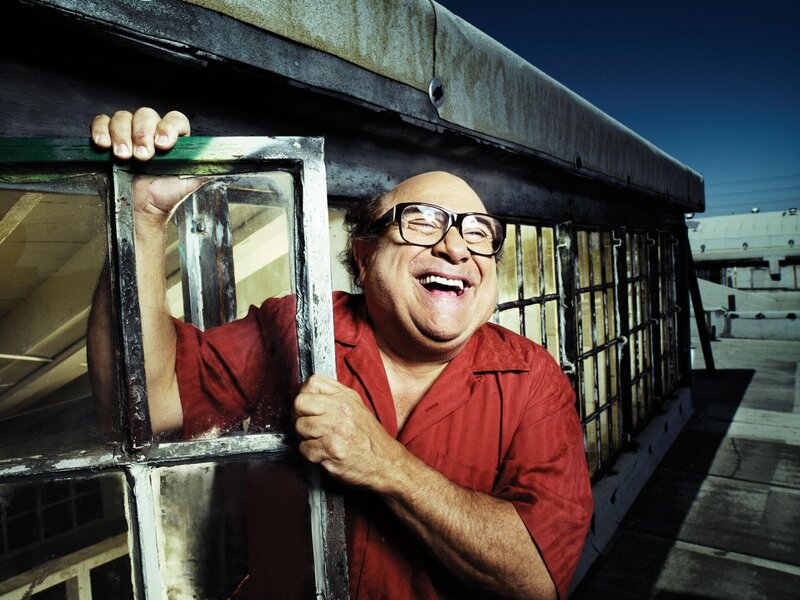 (6. Staffel) – Frank Reynolds (Danny DeVito) ist der juristische Vater von Dennis und Dee, beteuert immer nur das Beste für seine Kinder zu wollen, nutzt sie allerdings ständig aus und spannt sie für seine Zwecke ein … – Bild: Fox and its related entities