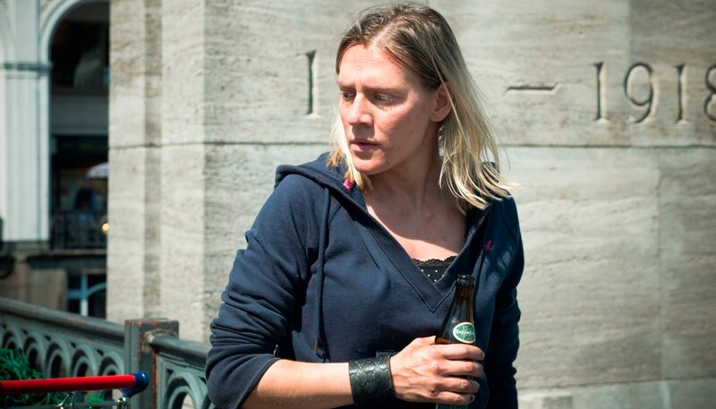 Auf der Straße – Bild: NDR/​Degeto/​Svenja von Schultzendorff