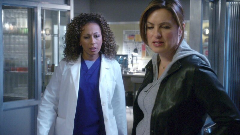 Benson (Mariska Hargitay, r.) gerät unter Mordverdacht: Um sich zu entlasten, gibt sie freiwillig eine DNS-Probe ab. Auch Dr. Wander (Tamara Tunie) glaubt an die Unschuld ihrer Kollegin. – Bild: RTLup