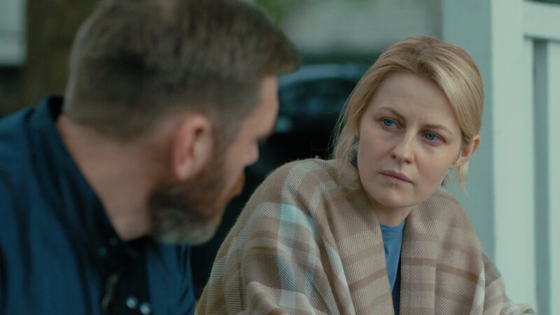 Ewert Grens (Leonard Terfelt) muss Lena Nordwall (Edda Magnason) vom Tod ihres Mannes berichten. – Bild: ZDF