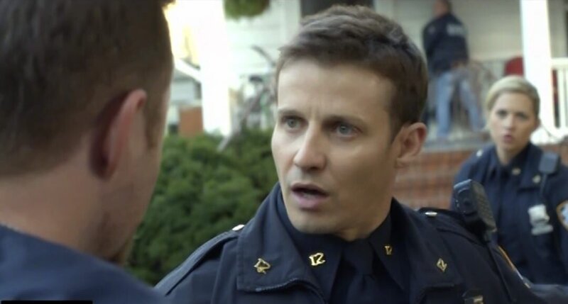 Ein Geiselnehmer hat ein junges Mädchen in seiner Gewalt. Jamie (Will Estes, M.) versucht, die Kleine zu retten. Kommt seine Hilfe zu spät? – Bild: CBS Broadcasting Inc.