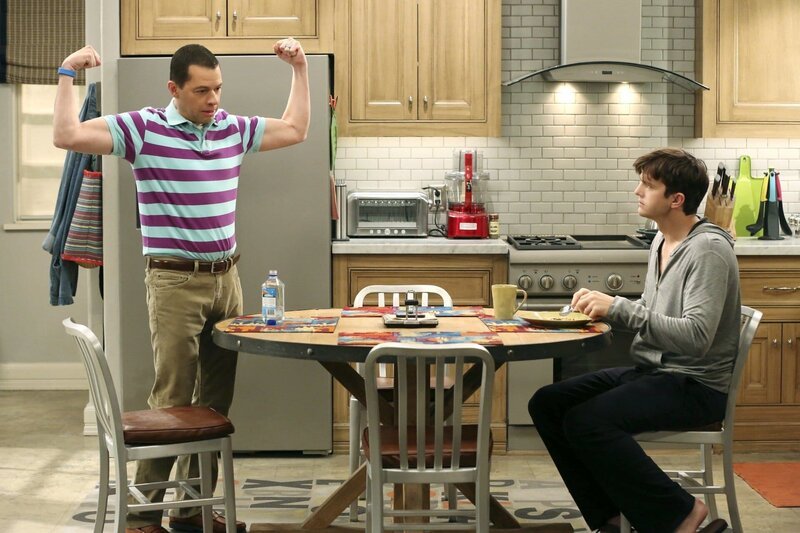 Haben so manche Probleme mit Frauen: Walden (Ashton Kutcher, r.) und Alan (Jon Cryer, l.) … – Bild: Warner Brothers Entertainment Inc. Lizenzbild frei