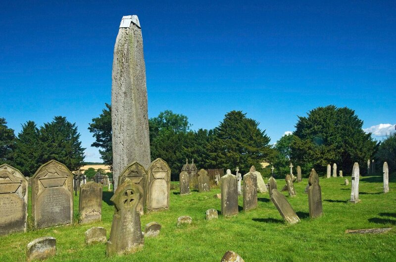 Rudston monolith, the tallest standing stone in the UK in the churchyard of All Saints Church. The megalith was erected around 1 – Bild: Loop Images Ltd /​ Alamy Stock Ph /​ Alamy Stock Photo /​ https:/​/​www.alamy.com /​ Credit: Loop Images Ltd /​ Alamy Stock Photo