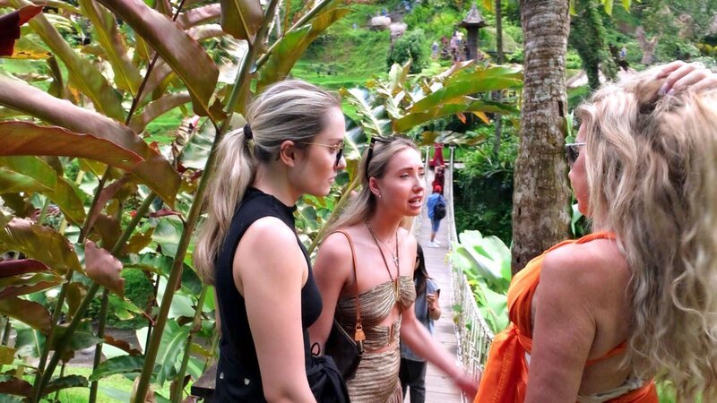 Die Geiss-Ladies putzen sich für den Abend heraus. Robert muss als Fotograf herhalten und am besten schöne Fotos machen – purer Stress für den Selfmade-Millionär. Trotzdem geraten die Töchter in einen Streit und die Laune ist im Keller. – Bild: RTLZWEI