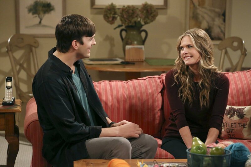 Wird es Nachteile haben, dass Alan mit Ms. McMartin (Maggie Lawson, r.) Schluss gemacht hat? Walden (Ashton Kutcher, l.) versucht alles, damit dies nicht der Fall ist … – Bild: Warner Brothers Entertainment Inc. Lizenzbild frei