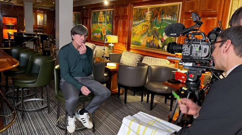 Jogi Löw beim Dreh in Freiburg. – Bild: NDR/​Robert Witt