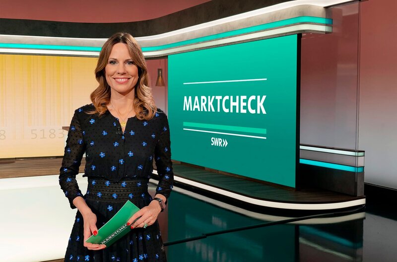 Hendrike Brenninkmeyer moderiert das SWR Verbrauchermagazin „Marktcheck“ zu aktuellen Produkten und Dienstleistungen. – Bild: SWR /​ SWR Presse/​Bildkommunikation