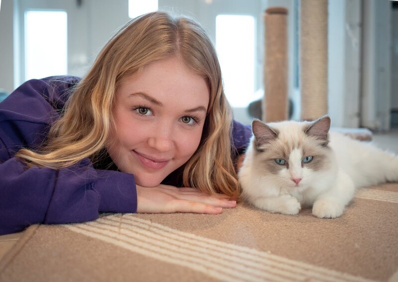 Nina stellt Tiere vor, die für ein Zusammenleben mit Menschen geeignet sind und zeigt, wie man mit Haustieren umgeht und sie artgerecht hält. – Bild: BR/​Text und Bild Medienproduktion GmbH & Co. KG