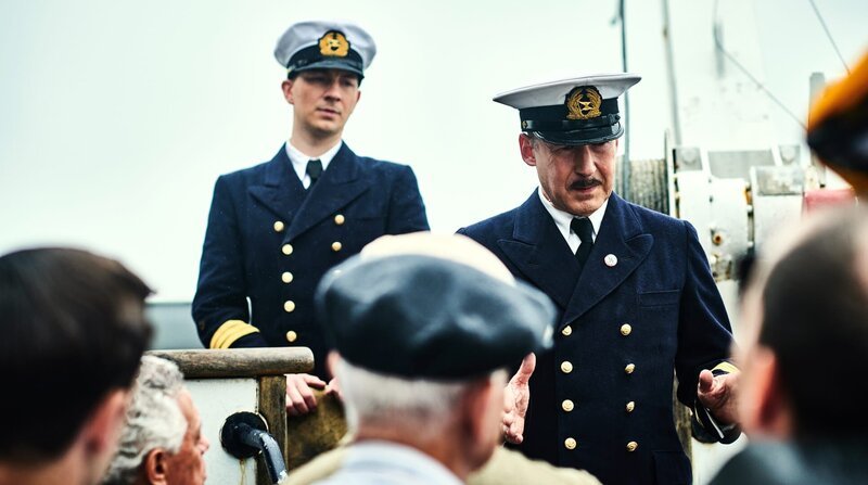 Schröder (Ulrich Noethen) lässt nichts unversucht, um seine Passagiere zu retten. Er nimmt Kontakt zum kubanischen Präsidenten Bru auf, entwickelt Pläne, die „St. Louis“ an der englischen Küste an Land zu setzen, verhindert eine Meuterei der Passagiere an Bord. – Bild: ZDF und NDR/David Dollmann. Schröder (Ulrich Noethen) lässt nichts unversucht, um seine Passagiere zu retten. Er nimmt Kontakt zum kubanischen Präsidenten Bru auf, entwickelt Pläne, die „St. Louis“ an der englischen Küste an Land zu setzen, verhindert eine Meuterei der Passagiere an Bord. – Bild: ZDF und NDR/David Dollmann.