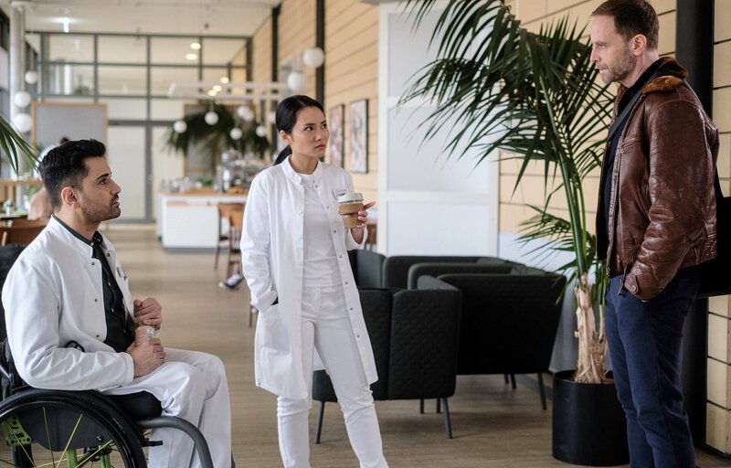 Dr. Kai Hoffmann hat zufällig ein Gespräch zwischen Dr. Lilly Phan und Dr. Ilay Demir mitbekommen. Ilay hat Lilly von einem jungen Mann erzählt, der unerlaubt bei seiner Patientin war. Nun hat Dr. Hoffmann einen Verdacht. – Bild: MDR/​Saxonia Media/​Strehler