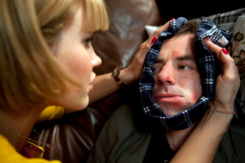 MDR Fernsehen ALLES KLARA, FOLGE 8, „Der Würstchenmörder“, am Montag (05.05.14) um 22:50 Uhr. Klara ( Wolke Hegenbarth, l.) verarztet liebevoll den bedauernswerten Paul Kleinert (Felix Eitner, r.), den ein allergischer Schock ereilt hat. – Bild: MDR/​Marion von der Mehden