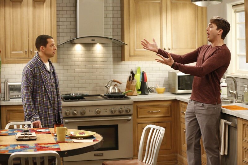 „Two and a Half Men“, „Die Männergruppe.“ Auf Anraten von Louis’ Sozialarbeiterin Miss McMartin besucht Walden eine Selbsthilfegruppe für Väter mit Adoptivkindern. Er ist begeistert, auch wenn viele Mitglieder nur deshalb zu den Treffen gehen, um für eine Weile ihre Frauen vom Hals zu haben. Im Prinzip geht es Walden nicht anders. Auch er findet zunehmend Gefallen daran, Zeit ohne seinem nervenaufreibenden Mitbewohner zu verbringen. Doch die Idylle wird jäh getrübt, als Alan Wind von Waldens neuer Freizeitbeschäftigung bekommt.Im Bild (v.li.): Jon Cryer (Alan Harper), Ashton Kutcher (Walden Schmidt). – Bild: Warner Brothers Entertainment Inc. Lizenzbild frei