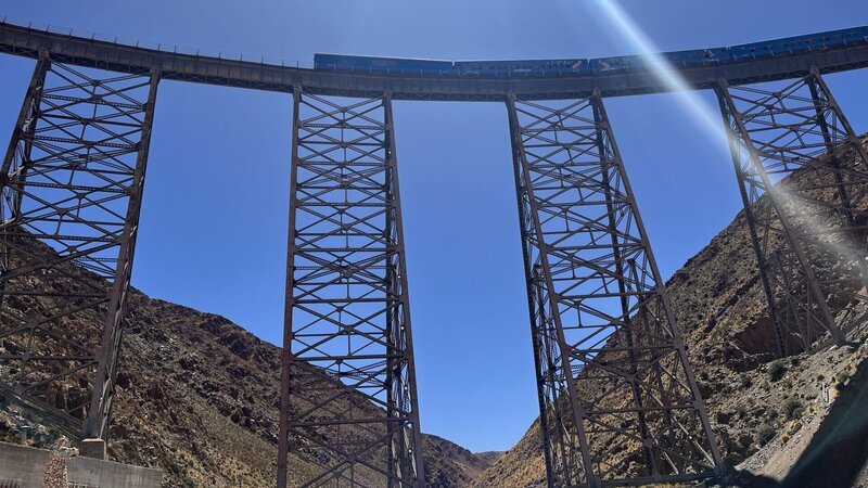 Wolkenzug auf spektakulärem Viadukt „La Polvorilla“. – Bild: Honorarfrei – nur für diese Sendung inkl. SocialMedia bei Nennung ZDF und arte, Medea Film, Marita Neher.