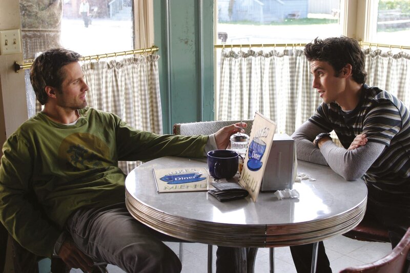 Jimmy (Rob Estes, l.) taucht plötzlich in Stars Hollow auf und möchte seinen Sohn Jess (Milo Ventimiglia, r.) sehen. Unterdessen hoffen Lorelai und Sookie nach dem Tod von Fran Weston darauf, ihren Traum vom Hotel doch noch in die Tat umsetzen zu können … – Bild: 2002 Warner Bros. Lizenzbild frei