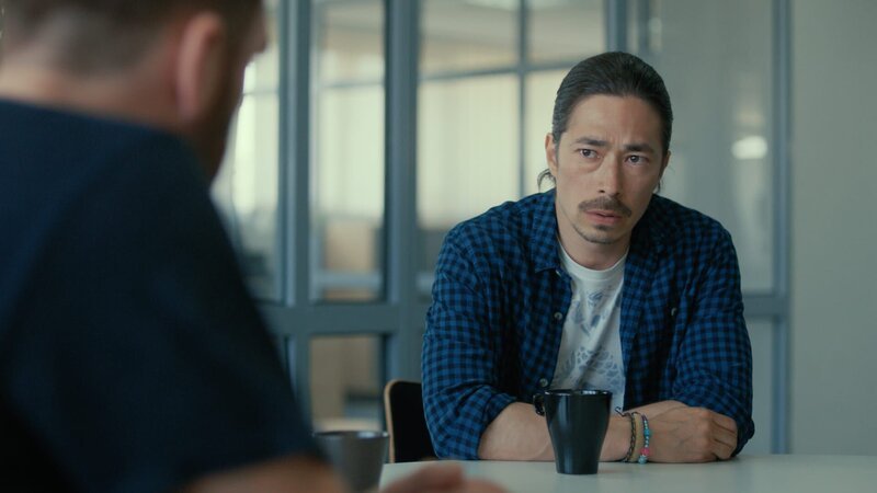Sven Sundkvist (Kristofer Kamiyasu) beweist seinen Kollegen immer wieder seine Treue. – Bild: ZDF und Benjam Orre
