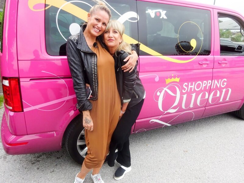 Kandidatin Isabella (l.) mit Shoppingbegleitung Claudia – Bild: TVNOW /​ Constantin Ent.