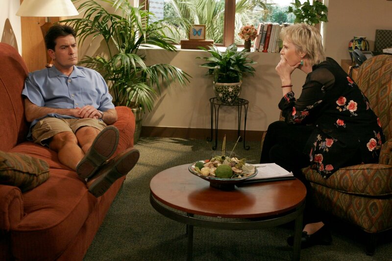 Charlie (Charlie Sheen, l.) spricht sich bei der Psychologin Dr. Freeman (Jane Lynch, r.) über seine Erlebnisse mit seinem Bruder Alan aus … – Bild: TNT Comedy (DE) /​ GREG GAYNE
