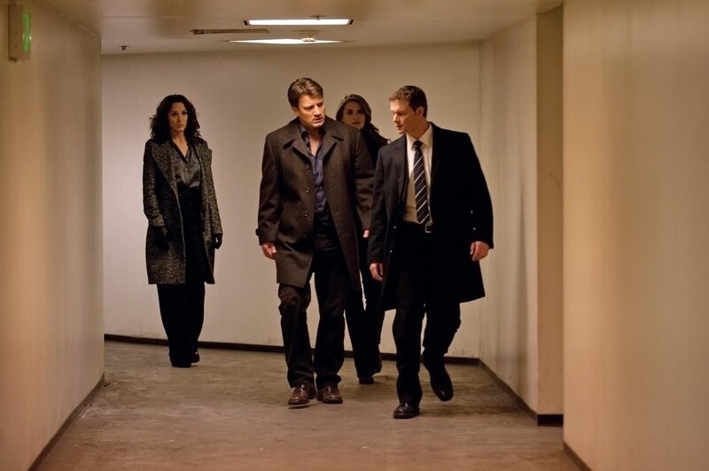 Können Richard Castle (Nathan Fillion, 2.v.l.) und Kate Beckett (Stana Katic, 2.v.r.) Agent Jack Corrigan (Jade Carter, r.) und Sophia Turner (Jennifer Beals, l.) wirklich trauen? – Bild: American Broadcasting Companies, Inc.