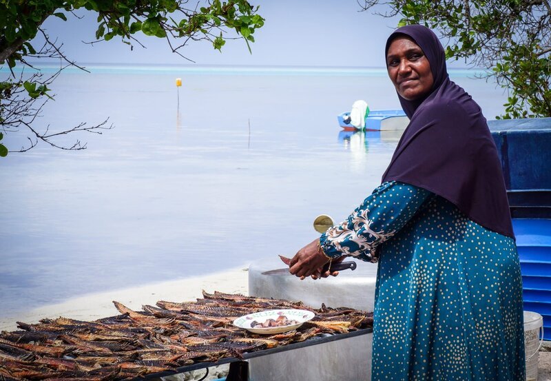 Kleine Fischfabrik auf den Malediven in der getrockneten Gelbflossen-Thunfisch verarbeitet wird. – Bild: BR/​Deborah Stoeckle