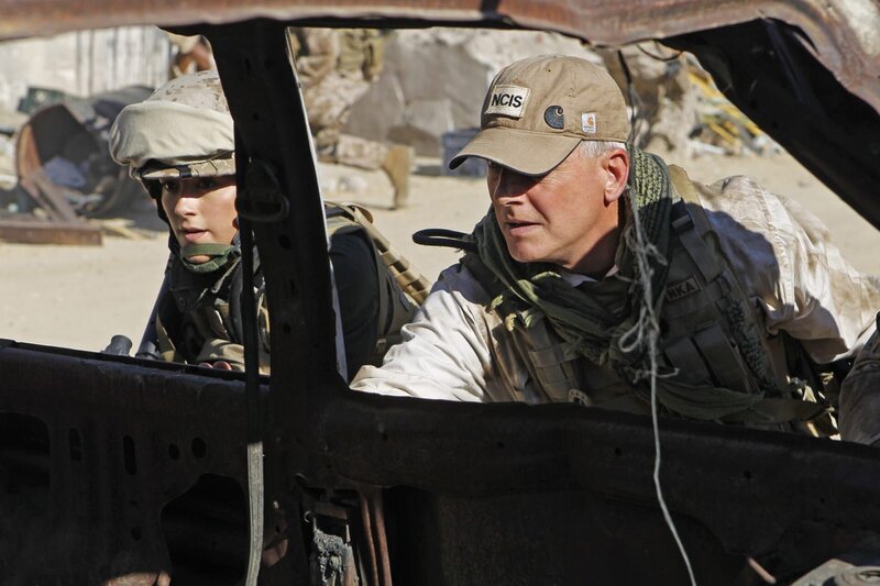 Das NCIS Team sucht weiter nach einer verschwundenen Marinesoldatin. Die Ermittlungen führen Gibbs (Mark Harmon, r.) und Ziva (Cote de Pablo, l.) an ihren letzten bekannten Aufenthaltsort, nach Afghanistan … – Bild: CBS Television