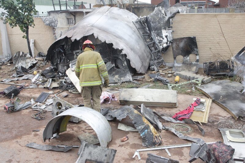 Eine schwer beschädigte DC-9 von Aeroméxico stürzt in ein Wohnviertel von Cerritos, Kalifornien, nachdem sie von einem privaten Leichtflugzeug vom Typ Piper getroffen wurde, das vom Fluglotsen nicht gesehen wurde. – Bild: Ian Watson /​ Cineflix