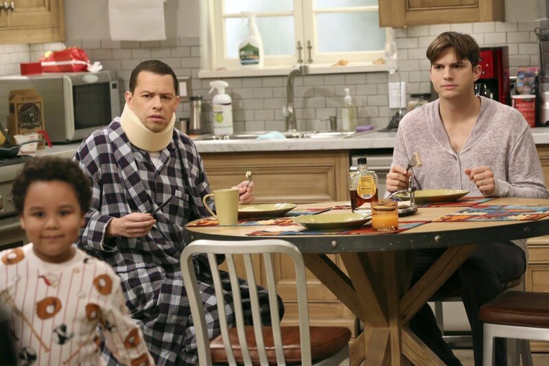 Während Walden (Ashton Kutcher, r.) feststellen muss, wie schwierig es ist, mit einer Frau intim zu werden, während Louis (Edan Alexander, l.) in Haus ist, trifft Alan (Jon Cryer, M.) auf Lindsey … – Bild: Warner Brothers Entertainment Inc. Lizenzbild frei