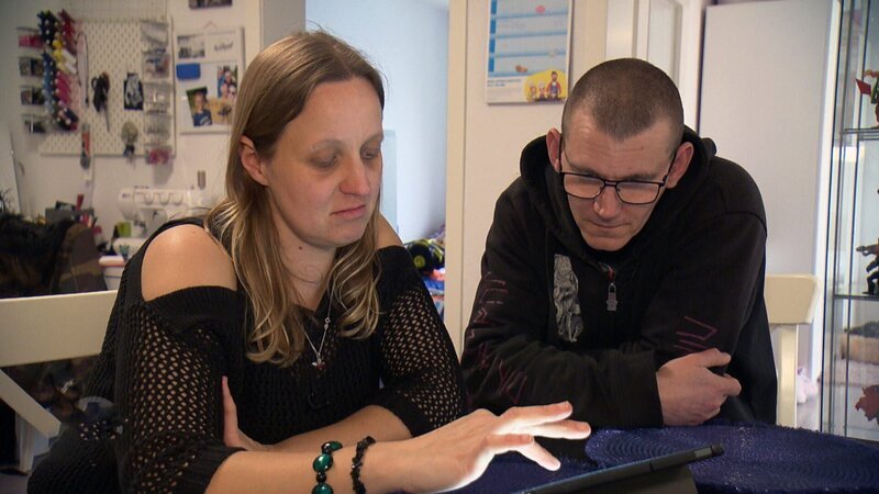 Farina und Mike wollen um ihre Hündin Amy kämpfen. – Bild: RTLZWEI
