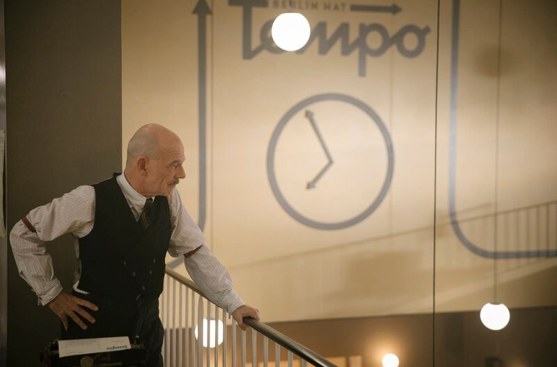 und ab 9. Oktober 2020, 20:15 Uhr online first in der ARD Mediathek Immer die nächste ganz große Schlagzeile im Blick will Chefredakteur Heymann die Leser seines Boulevardblatts „Tempo“ bei der Stange halten. – Bild: Frédéric Batier/​X Filme Creative Pool/​ARD Degeto/​WDR/​Sky/​Beta Film