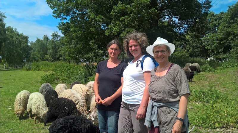 Manuela Prediger (Mitte) und Monika Siegel (rechts) auf der Farm der seltenen Tiere. – Bild: Bewegte Zeiten GmbH/​BR/​Angela Freuding