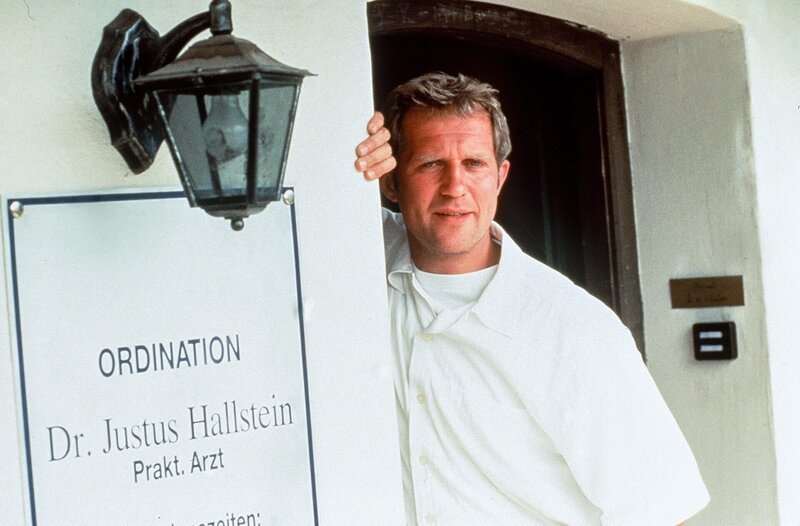Harald Krassnitzer (Dr. Justus Hallstein). – Bild: ORF/​Beta Film