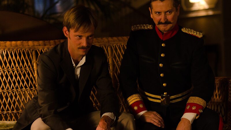 l-r Javier Alarcón(Eloy Azorín,),Coronel Santa Ignacia(Sebastián Haro,r) – Bild: AXN White