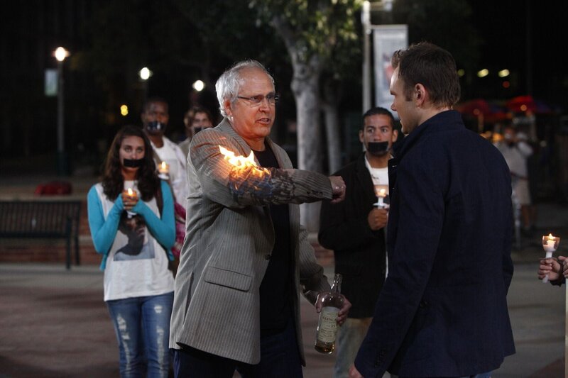 Geraten aneinander: Jeff (Joel McHale, r.) und Pierce (Chevy Chase, l.) … – Bild: CPT Holdings, Inc. All Rights Reserved. Lizenzbild frei