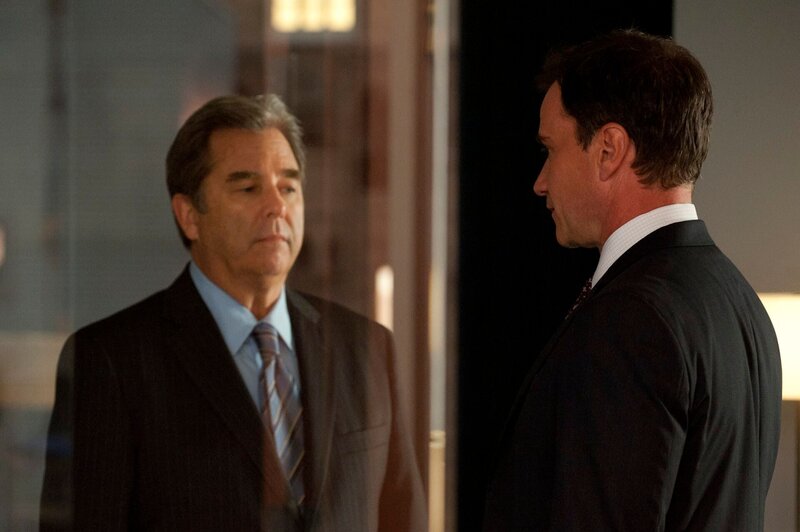 Agent Kramer (Beau Bridges, li.) und Peter Burke (Tim DeKay) – Bild: David Giesbrecht /​ David Giesbrecht/​USA Network /​ Episodic /​ © USA Network