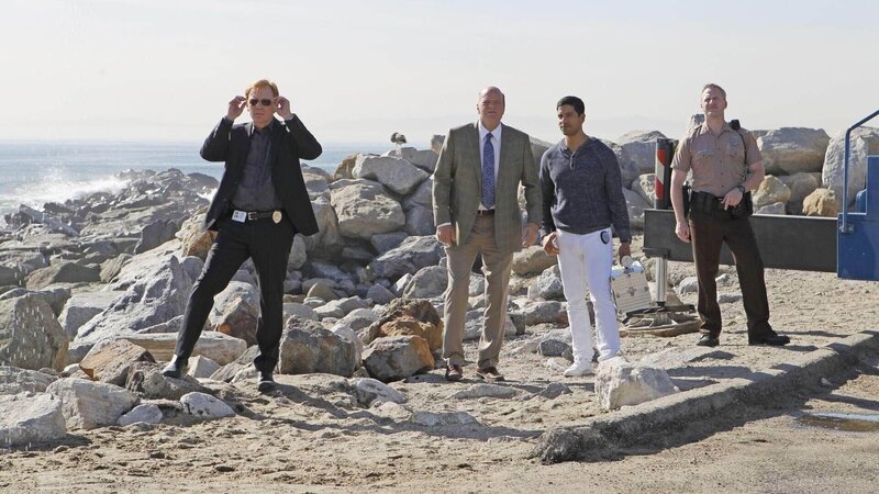 (v.li.) Horatio (David Caruso), Tripp (Rex Linn) und Delko (Adam Rodriguez) nehmen das Motorboot unter die Lupe, mit dem Henry Duncan überfahren wurde. – Bild: MG RTL D /​ CBS