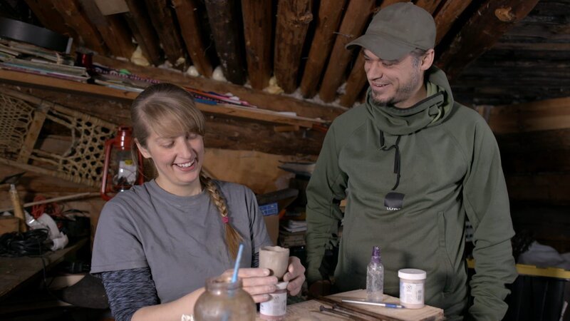 Jessi Morse stellt Tontassen her, die ihr Ehemann Chris Morse mit ihr in einem behelfsmäßigen Brennofen brennen wird. (National Geographic) – Bild: National Geographic /​ National Geographic