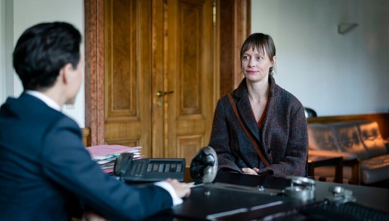 Staatsanwalt Cordelis (Sebastian Urzendowsky), Ina Reuth (Katharina Marie Schubert) – Bild: RTL /​ Stephan Rabold