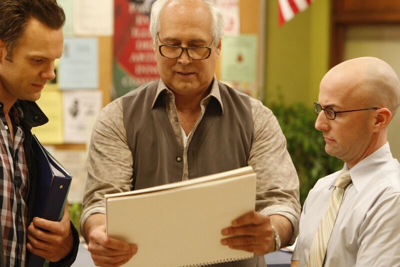 Pierce (Chevy Chase, M.) hat eine neue Aufgabe – er soll das neue Schulmaskottchens entwerfen. Jeff (Joel McHale, l.) und Pelton (Jim Rasch, r.) sind auf den Design-Vorschlag gespannt … – Bild: CPT Holdings, Inc. All Rights Reserved. Lizenzbild frei