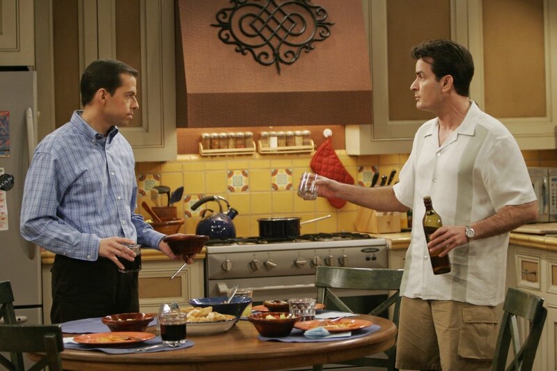 Alan Harper (Jon Cryer, l.): Charlie Harper (Charlie Sheen, r.) – Bild: Warner Brothers Entertainment Inc.