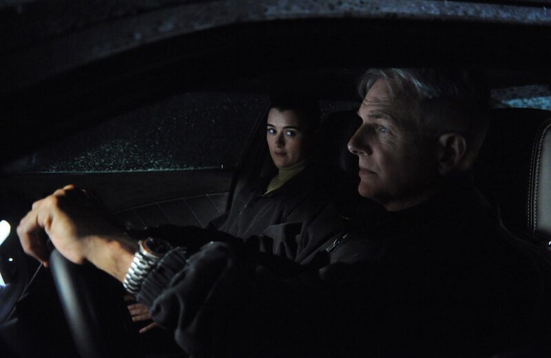 Nachdem ein Navy Captain in seinem Hotel ermordet wurde, muss das NCIS-Team seine hochschwangere Lebensgefährtin finden, um sie vor den unbekannten Angreifern zu beschützen: Gibbs (Mark Harmon, r.) und Ziva (Cote de Pablo, l.) … – Bild: Kabel Eins