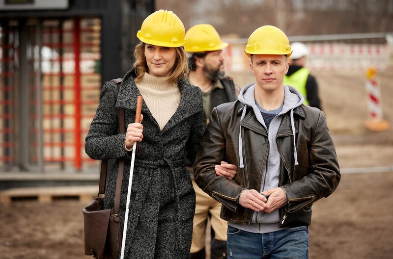 Romy Heiland (Christina Athenstädt, l.), deren Mandant Diebstahl auf einer Großbaustelle vorgeworfen wird, will sich zusammen mit Ringo Holländer (Tim Kalkhof, r.) selbst einen Eindruck vom Tatort verschaffen. – Bild: ARD/​Rudolf Wernicke