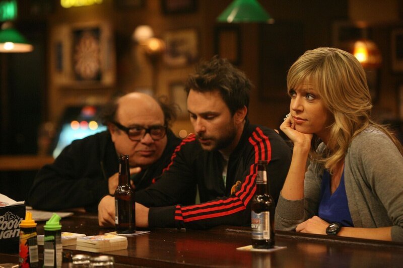 (v.l.n.r.) Frank Reynolds (Danny DeVito); Charlie Kelly (Charlie Day); Dee Reynolds (Kaitlin Olson) – Bild: Fox