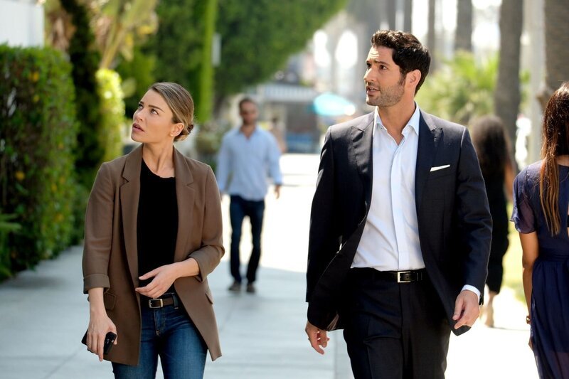 Chloe (Lauren German, l.); Lucifer (Tom Ellis, r.) – Bild: Warner Bros. Television