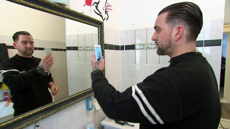 Marc (35) möchte mit sozialen Medien sein Geld verdienen und hofft online auf eine Karriere. – Bild: RTLZWEI