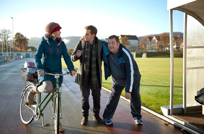 MDR Fernsehen ALLES KLARA, FOLGE 9, „Mord nach Stundenplan“, am Montag (12.05.14) um 22:50 Uhr. Die Chefin hat Ollie (Christoph Hagen Dittmann, r.) zum Sport verdonnert und Jonas (Jan Niklas Berg, M.) muss ihn bei seinen Trainingseinheiten begleiten. Klara (Wolke Hegenbarth, l.) kommt angeradelt, um die beiden moralisch zu unterstützen. – Bild: MDR/​Marion von der Mehden