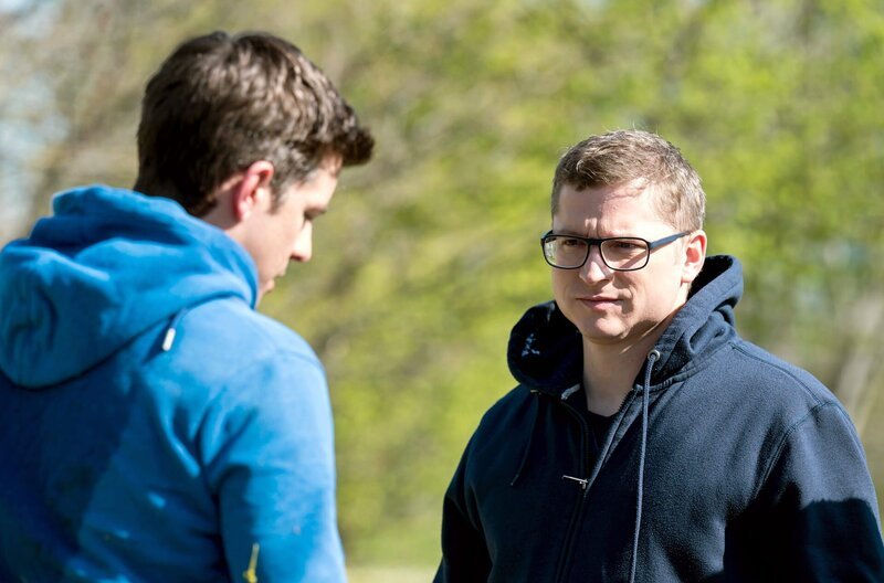 Ben Ahlbeck (Philipp Danne, l.) und Elias Bähr (Stefan Ruppe, r.) trainieren für den bevorstehenden Firmenlauf. – Bild: ARD/​Jens Ulrich Koch